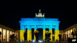 Бранденбургские ворота подсветили в цвета флага Украины. 23 февраля 2022 года. 