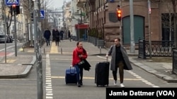 The only pedestrians about around 9 a.m. in Kyiv on Feb. 24, 2022, were dog-walkers and people heading out of the city. (Jaimie Dettmer/VOA)