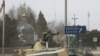 Un vehículo militar blindado del ejército ruso conduce por una calle, después de que el presidente ruso, Vladimir Putin, autorizó una operación militar en el este de Ucrania, en la ciudad de Armyansk, Crimea, el 24 de febrero de 2022.