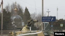 Un vehículo militar blindado del ejército ruso conduce por una calle, después de que el presidente ruso, Vladimir Putin, autorizó una operación militar en el este de Ucrania, en la ciudad de Armyansk, Crimea, el 24 de febrero de 2022.