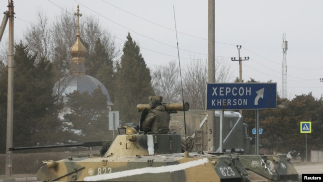 Xe bọc thép của quân đội Nga trên đường phố thị trấn Armyansk, Crimea, hôm 24/2, sau khi Tổng thống Putin ra lệnh mở chiến dịch quân sự ở Ukraine