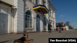 The streets of Kyiv are eerily empty on the evening of Feb. 24, 2022, as soldiers surround the city, preparing for another potential Russian assault. (Yan Boechat/VOA)