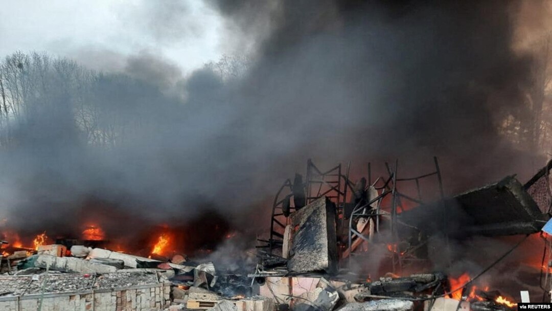 Ivyasambuwe na bombe z'Uburusiya ku rubibe rwa Ukraine, kw'itariki ya 24/02/2022.