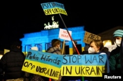 تظاهرات ضد ولادیمیر پوتین، رییس جمهور روسیه در برابر دروازه براندنبورگ برلین، آلمان پنجم حوت