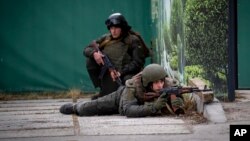 Ukrainian soldiers take positions in downtown Kyiv, Ukraine, Friday, Feb. 25, 2022. 