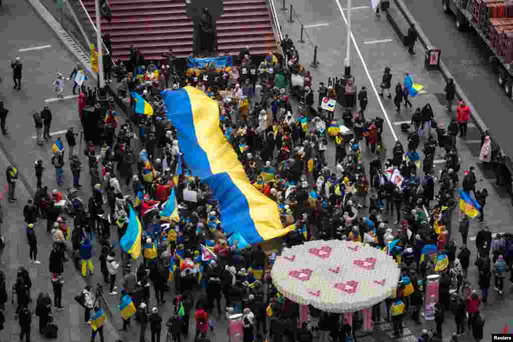 En Times Square se vio una multitud de personas que se unieron a las protestas mundiales en apoyo a Ucrania.