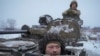 Tentara Ukraina tampak berada di dalam tank yang tengah berada di dekat Luhanks, di timur Ukraina, pada 28 Januari 2022. (Foto: AP/Vadim Ghirda)