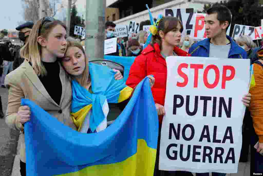 Ucranianos se reúnen durante una protesta frente a la Embajada de Rusia, en Madrid, España.