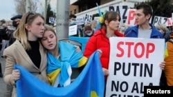 Los ucranianos se reúnen durante una protesta frente a la embajada de Rusia en Madrid, España, después que el presidente ruso, Vladimir Putin, autorizó una operación militar contra Ucrania, en Madrid, España, el 24 de febrero de 2022. REUTERS/Jon Nazca
