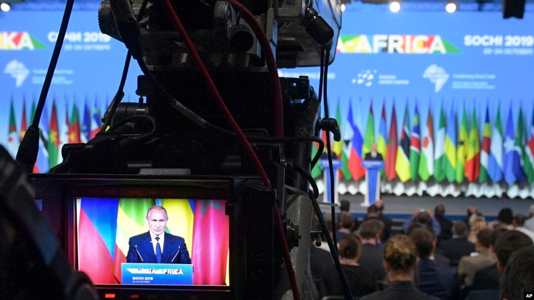 Presiden Rusia Vladimir Putin terlihat di kamera televisi saat menyampaikan pernyataannya kepada media pada KTT Rusia-Afrika di Sochi, 24 Oktober 2019. (Foto: via AP)
