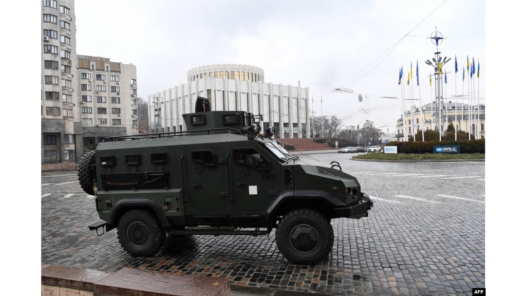 Sebuah kendaraan militer Ukraina melaju di pusat Kyiv pada 24 Februari 2022. (Foto: AFP)