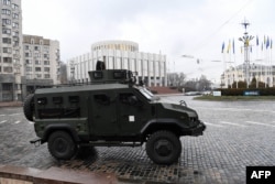 Sebuah kendaraan militer Ukraina melaju di pusat Kyiv pada 24 Februari 2022. (Foto: AFP)