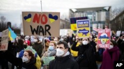 德国民众在柏林抗议俄罗斯入侵乌克兰。（2022年2月24日）