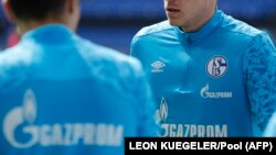 Le club de football allemand Schalke a déclaré le 24 février 2022 qu'il retirait la compagnie gazière russe Gazprom comme sponsor de maillot suite à l'invasion de l'Ukraine.