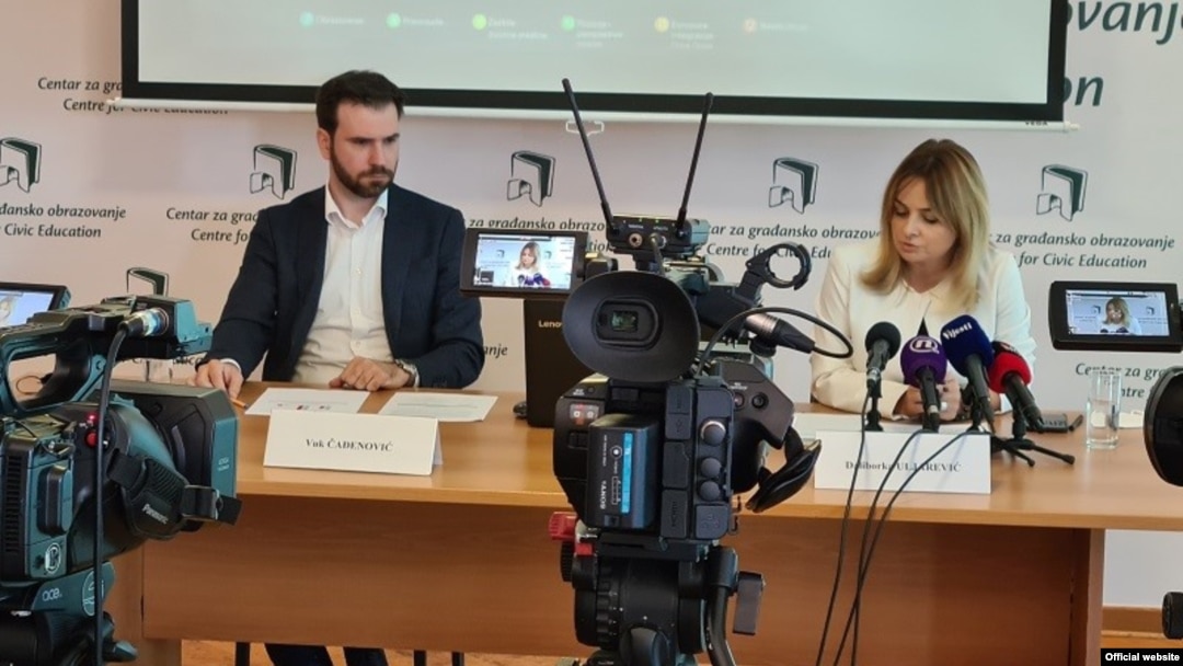 Izvršni direktor agencije Damar Vuk Čađenović i direktorka Centra za građansko obrazovanje Daliborka Uljarević na konferenciji za novinare, 4. oktobra 2021. (Foto: Sajt agencije Damar)