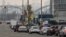 Des voitures font la queue à une station-service à Kiev le 24 février 2022.