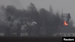 Vidi se kako vatra izbija iz vojne instalacije u blizini aerodroma, nakon što je ruski predsjednik Vladimir Putin odobrio vojnu operaciju u istočnoj Ukrajini, u Mariupolju, 24. februara 2022. REUTERS/Carlos Barria