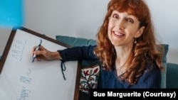 Sue Marguerite在准备教授网上广东话课程 (图片来源：Sue Marguerite) 