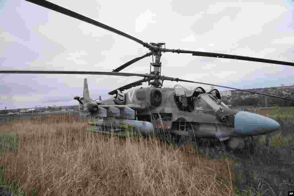 تصویری از هلیکوپتر روسی که توسط نظامیان اوکراینی مورد حمله قرار گرفت و در اطراف کی&zwnj;یف مجبور به فرود شد.