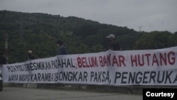 Aksi demo Masyarakat Adat Danau Poso (MADP) mengkritik peresmian PLTA Poso yang menimbulkan dampak terendamnya areal persawahan di pinggiran Danau Poso. Jumat (25/2/2021) (Foto:MADP).