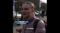 乌克兰母亲带孩子逃往斯洛伐克，被迫与丈夫分离