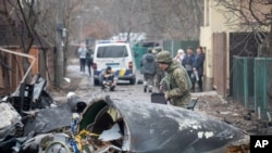 Kyiv မြို့ထဲပျက်ကျခဲ့တဲ့ လေယာဉ်ငယ်တစင်းကို ယူကရိန်းစစ်သားတဦးက စစ်ဆေးနေစဉ်။ (ဖေဖေါ်ဝါရီ ၂၅၊ ၂၀၂၂) 