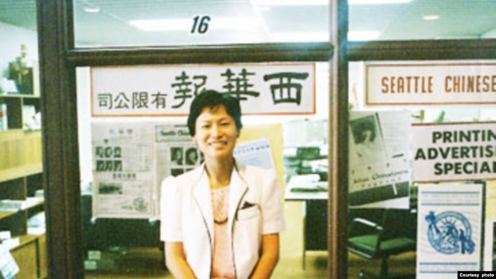 《西华报》的创办人吴静雯1984年在该报最初的办公室前留影。（照片由吴静雯提供）(photo:VOA)