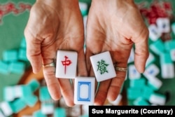 Sue Marguerite热爱打麻雀 (图片来源：Sue Marguerite)