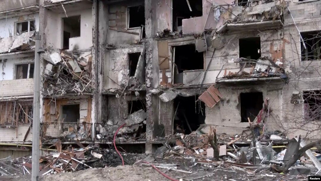 ARHIVA - Zgrada u predgrađu Kijeva pogođena ruskom raketom (Foto: Reuters TV)