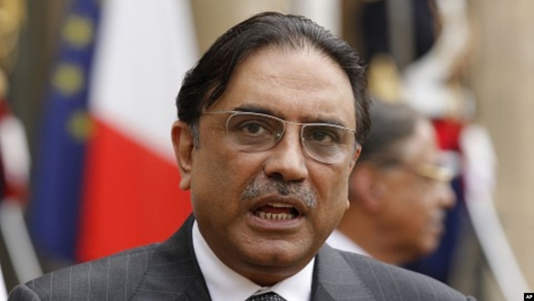 Pakistan's President Asif Ali Zardari speaks to journalists (file photo)