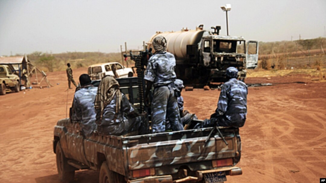 Lực lượng vũ trang Sudan đi trên một chiếc xe quân sự qua thị trấn biên giới giàu dầu mỏ của Heglig.