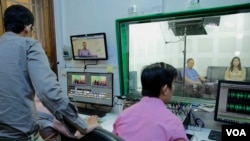VOD Roundtable producers do final audio and video checks before going live with host Lim Thida, far right, and guest Yi Soksan of Adhoc, at VOD's studio, in Phnom Penh, Sept. 11, 2019. (Tum Malis/VOA Khmer)
