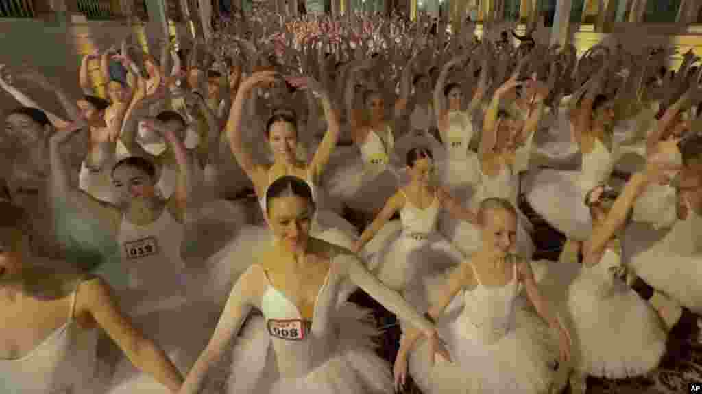 گروه رقص بالت (باله) در نیویارک موفق شدند تا ریکارد استادن روی پنجه پا را به نام خود قایم کنند.&nbsp;