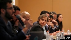 ARCHIVO - La periodista mexicana Carmen Aristegui escucha a un colega durante una conferencia de prensa en Ciudad de México, el lunes 19 de junio de 2017. Un organismo de control de Internet descubrió que periodistas mexicanos fueron blanco de software espía.