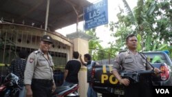 Polisi bersenjata lengkap berjaga di rumah yang digerebek Densus Anti Teror di Klaten, Kamis, 15 Mei 2014 (Foto: VOA/Yudha)