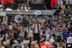 緬甸抗議民眾聚集在仰光市中心蘇雷塔附近。（2021年2月17日）