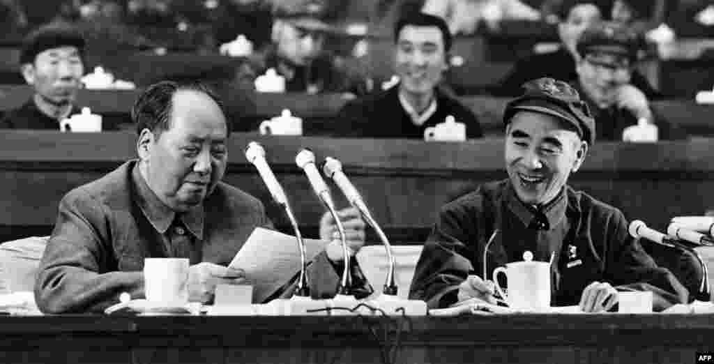 1969年4月14日，中共中央主席毛泽东和副主席林彪参加中国共产党第九次全国代表大会。