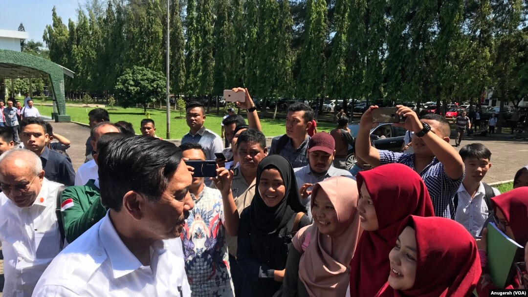 Menteri Koordinator Bidang Kemaritiman Indonesia, Luhut Binsar Panjaitan saat hadir di Universitas Sumatera Utara (USU), Senin, 18 Februari 2019. (Foto: VOA/Anugrah Andriansyah)
