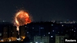 Sebuah ledakan terlihat saat Israel menyerang Gaza, 2 Mei 2023. (Foto: REUTERS/Mohammed Salem)