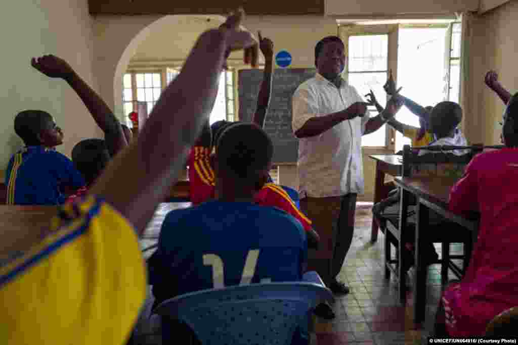 Crianças-soldados desmobilisadas vão a uma escola apoiada pelo UNICEF em Kananga, a capital do Kasai Oriental.