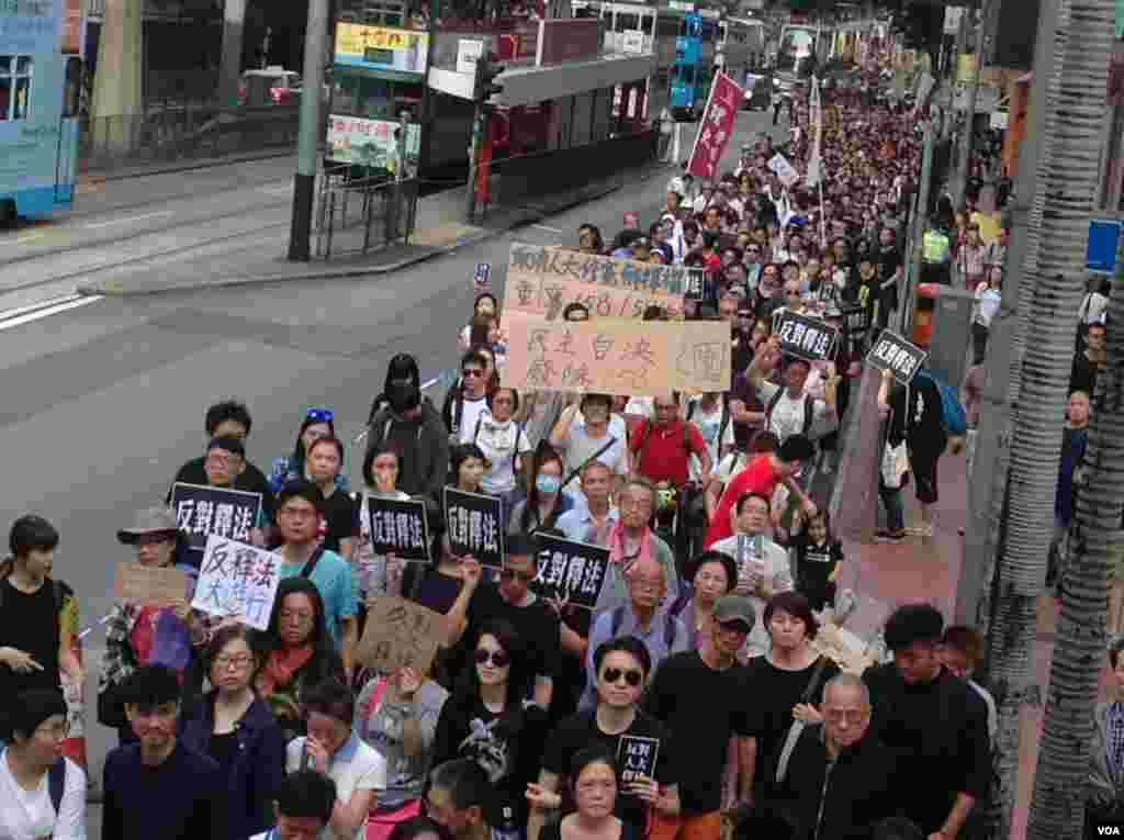 香港民阵发起反释法大游行(美国之音海彦拍摄)