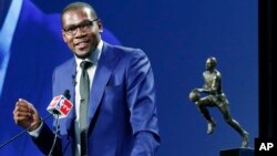 Kevin Durant habla durante la conferencia de prensa en que fue anunciado como el Jugador Más Valioso de la liga.