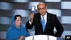 Khizr Khan, ayah dari Kapten Angkatan Darat AS Humayun Khan, mengangkat salinan Konstitusi AS dengan sang istri disampingnya Kamis (28/7).