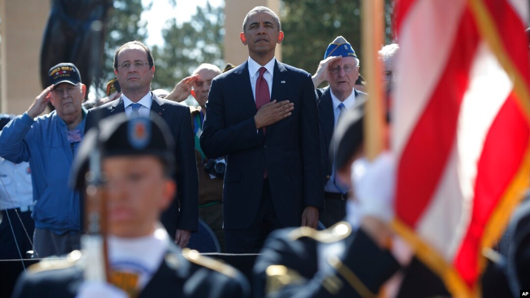 Tổng thống Hoa Kỳ Barack Obama (giữa) và Tổng thống Pháp Francois Hollande dự lễ kỷ niệm ngày D-Day ở Normandy, Pháp, 6/6/14