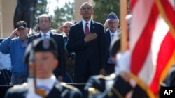 Tổng thống Hoa Kỳ Barack Obama (giữa) và Tổng thống Pháp Francois Hollande dự lễ kỷ niệm ngày D-Day ở Normandy, Pháp, 6/6/14