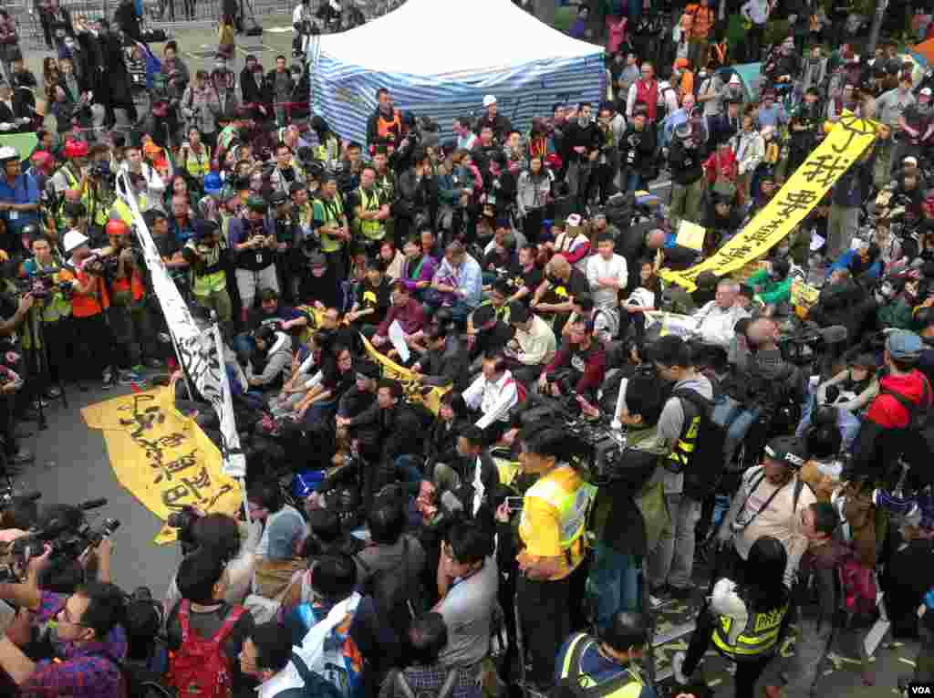 香港警方12月11日全面清场金钟占领区（美国之音海彦拍摄）