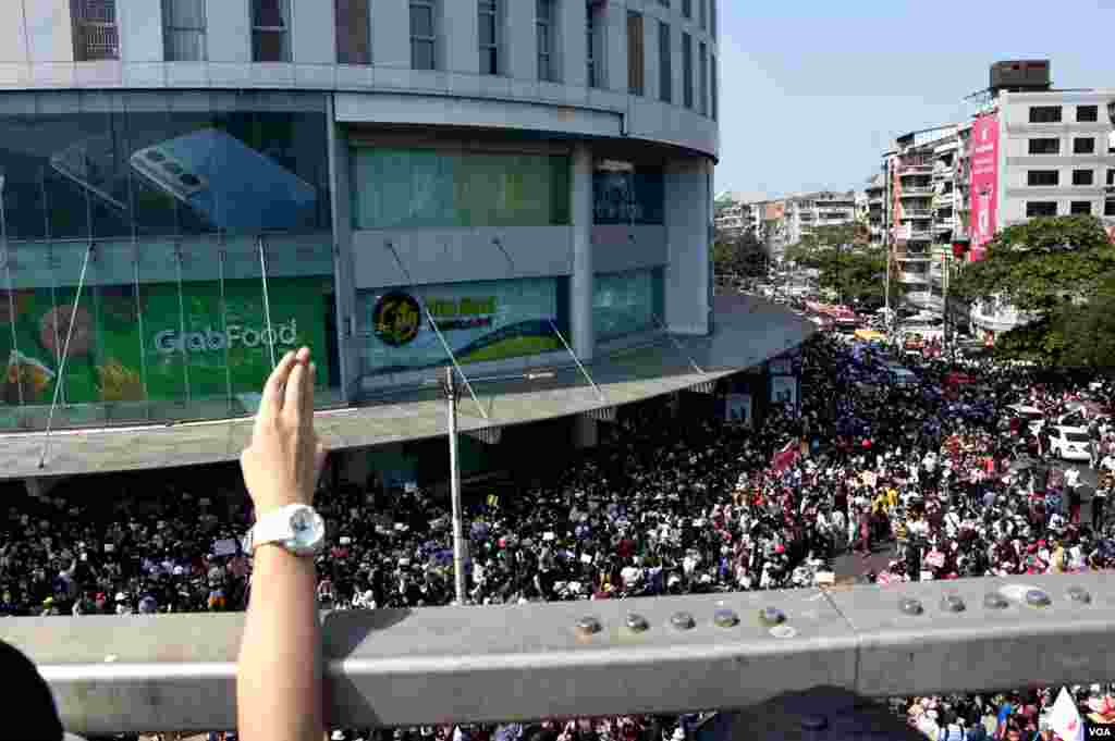 စစ်အာဏာသိမ်း ဆန့်ကျင်သူ ရန်ကုန်မြို့ခံတို့ရဲ့ ဖေဖော်ဝါရီ ၈ ရက်နေ့ ချီတက်ပွဲ။