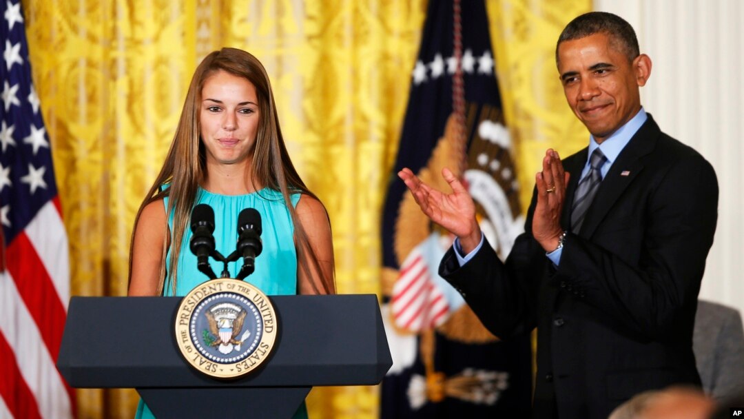 Presiden Barack Obama bersama atlet sepakbola perempuan, Victoria Bellucci pada seminar di Gedung Putih, Kamis (29/5).