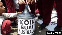 Puluhan siswa SD di Solo menggelar aksi mengumpulkan uang koin untuk Australia, sebagai bentuk respon atas ucapan Perdana Menteri Australia, Tony Abbott yang menyinggung bantuan Tsunami Aceh (Foto: VOA/Yudha)