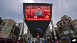 중국 베이징 시내 대형 스크린에서 시진핑 국가 주석 연설이 방영되고 있다. 